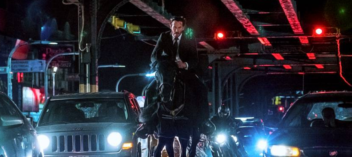 John Wick anda a cavalo em Nova York em novas fotos do terceiro filme