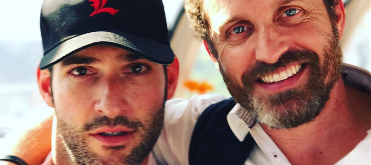 Rob Benedict, de Supernatural, e Tom Ellis, de Lucifer, fazem um dueto divino no violão