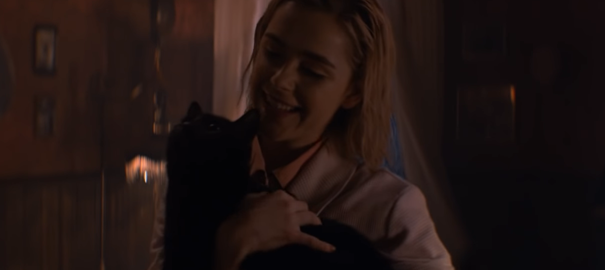 Salem encontra Sabrina pela primeira vez em vídeo de O Mundo Sombrio de Sabrina