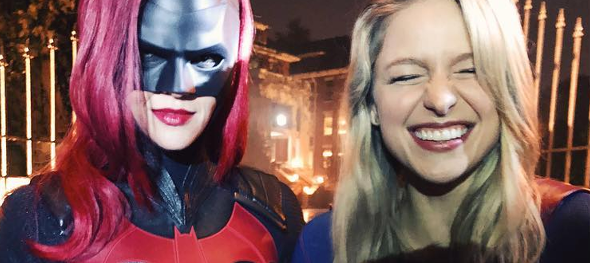 Supergirl e Batwoman aparecem juntas em foto de Melissa Benoist