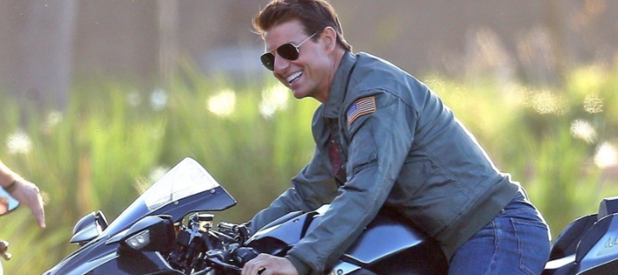 Tom Cruise aparece pilotando moto em novas fotos de Top Gun: Maverick