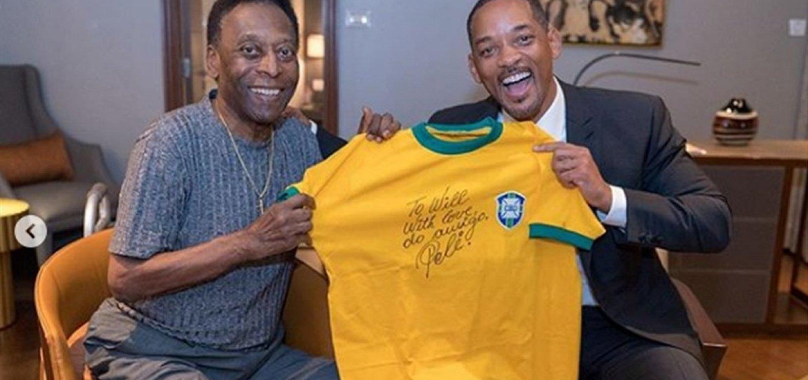 Will Smith conhece Pelé e comemora o momento com foto