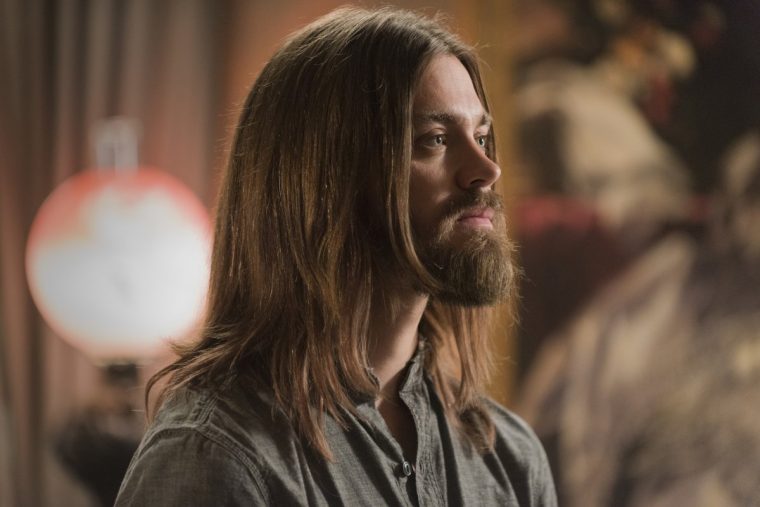 Tom Payne como Jesus em The Walking Dead