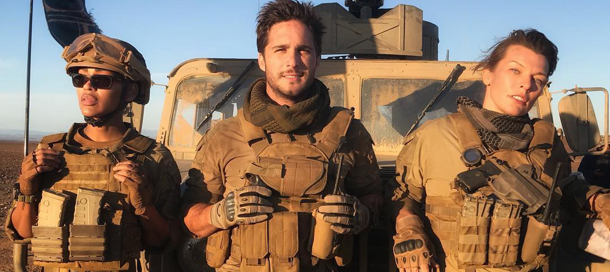 Metralhadoras aparecem em nova foto do filme de Monster Hunter