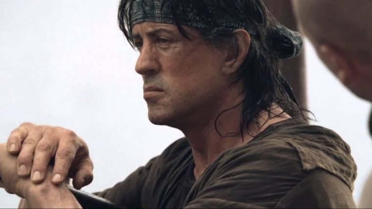 Sylvester Stallone mostra detalhes da arma que usará em Rambo V