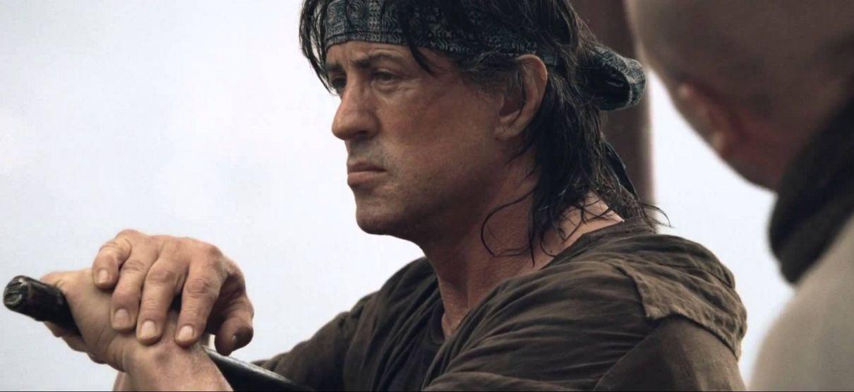 Sylvester Stallone mostra detalhes da arma que usará em Rambo V