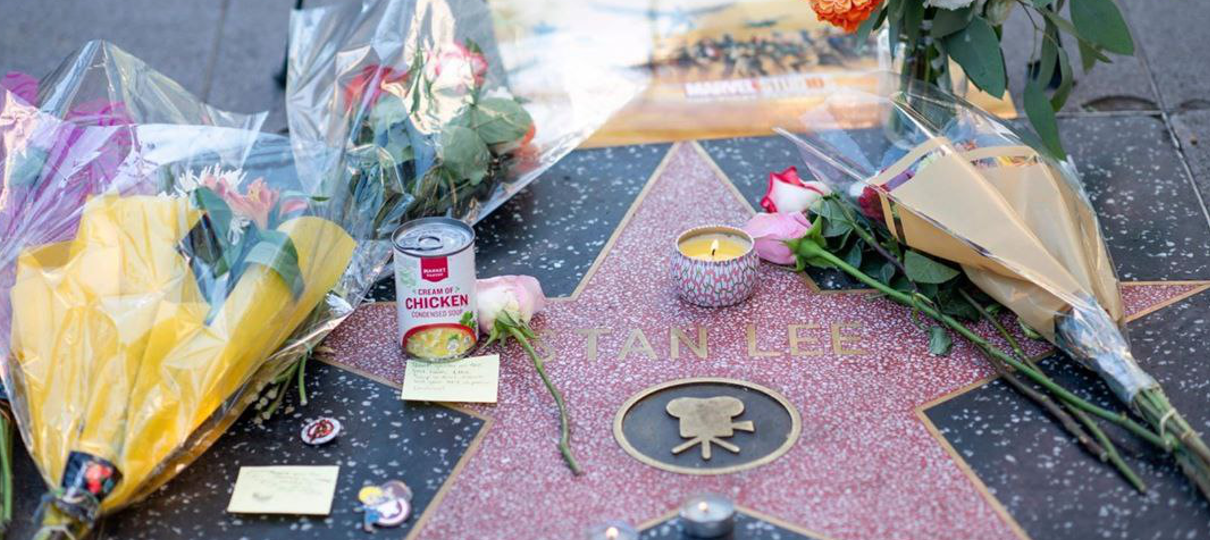 Fãs deixam flores para Stan Lee em sua estrela na calçada da fama