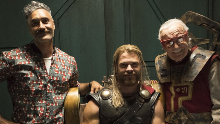 Taika Waititi homenageia Stan Lee com foto do set de Thor: Ragnarok
