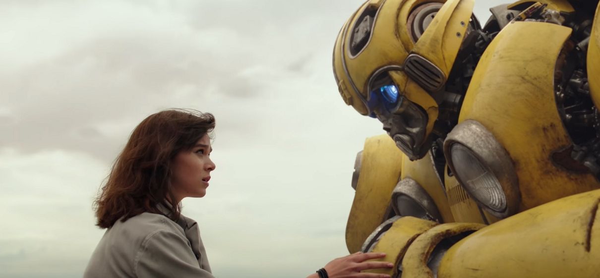 Bumblebee brinca de esconde-esconde em trecho do filme