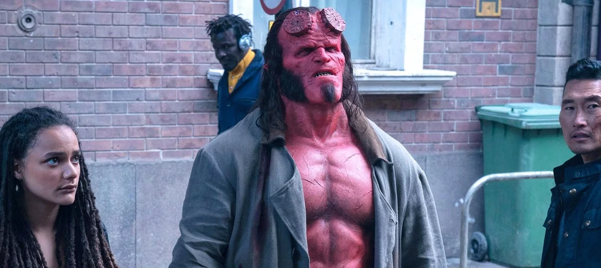 Hellboy ganha nova foto com David Harbour na pele do demônio