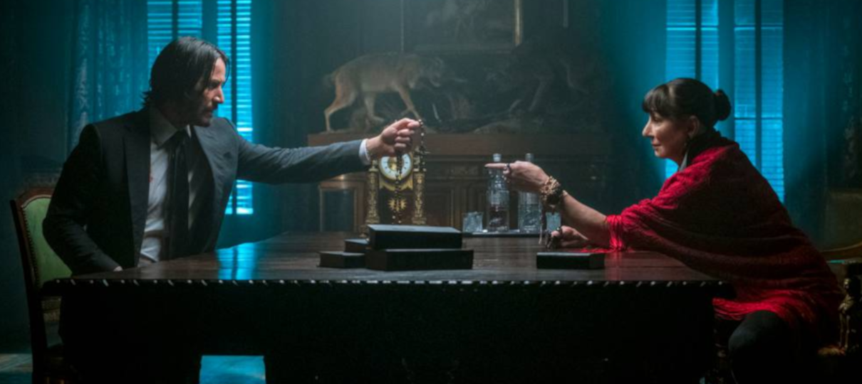 Imagem de John Wick 3 revela personagem de Anjelica Huston