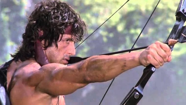 Sylvester Stallone exibe arco em imagem dos bastidores de Rambo V