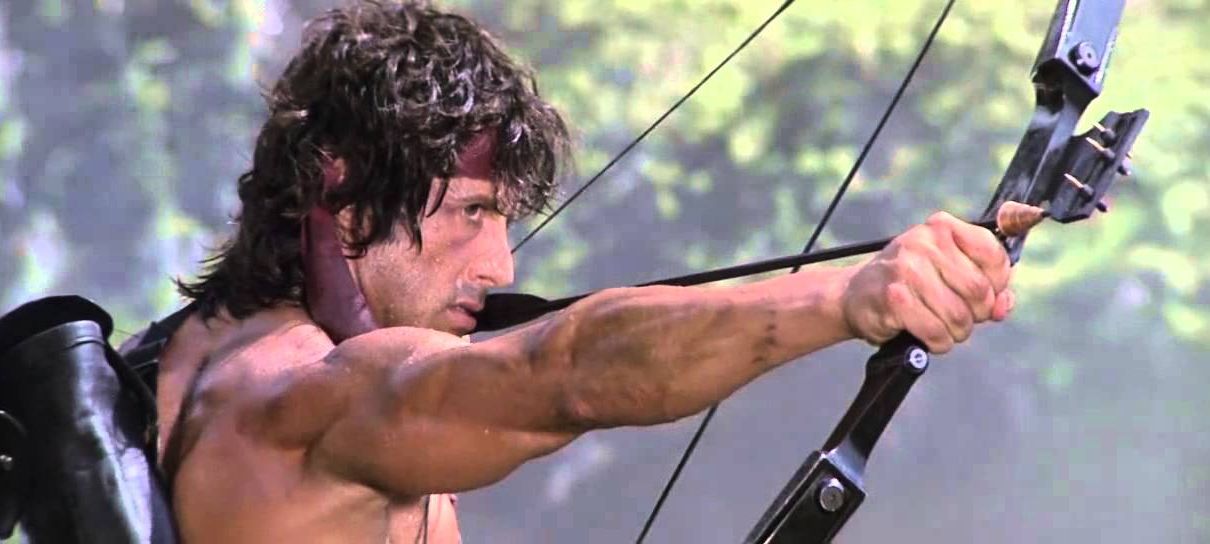 Sylvester Stallone exibe arco em imagem dos bastidores de Rambo V