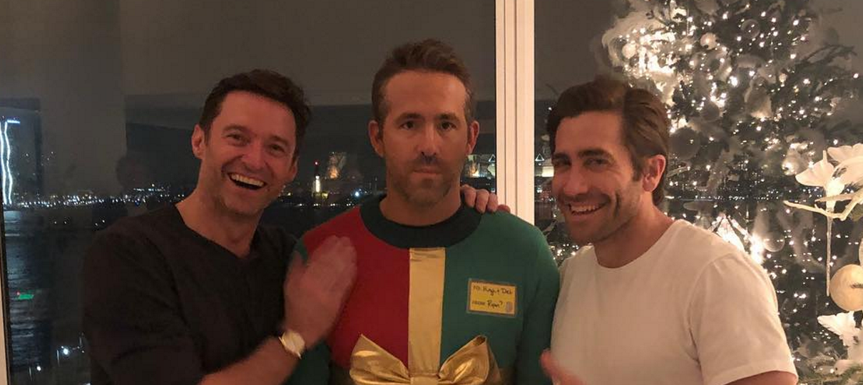 Ryan Reynolds é trollado por Hugh Jackman e Jake Gyllenhaal em festa de Natal