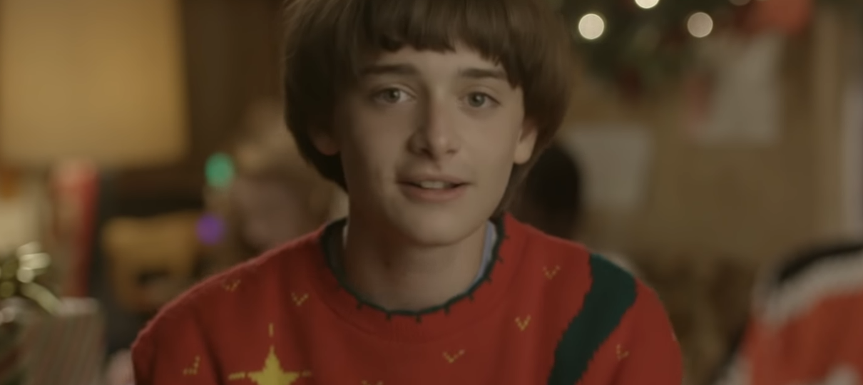 Will embrulha presente para a Xuxa em vídeo natalino de Stranger Things