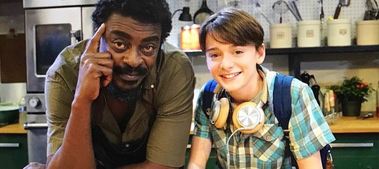 Abe | Filme brasileiro com Noah Schnapp e Seu Jorge ganha trailer