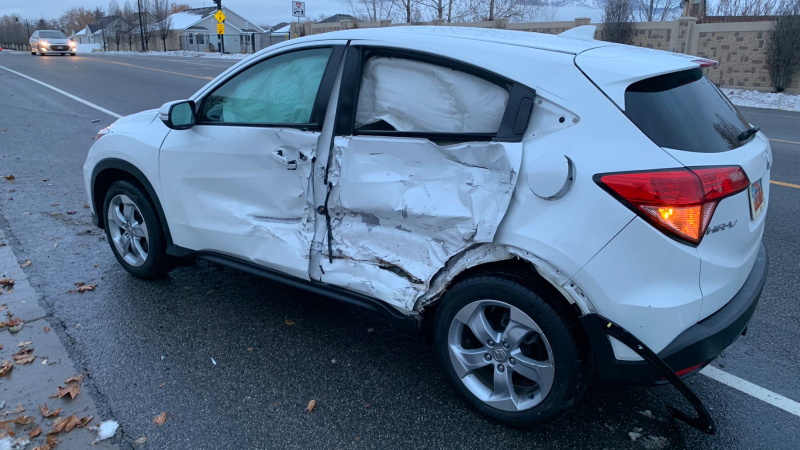 Garota tenta dirigir vendada para cumprir Bird Box Challenge e destrói carro