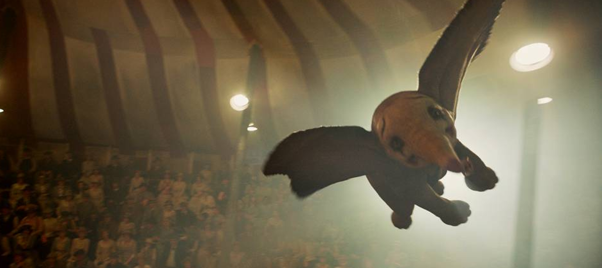 Dumbo voa em nova imagem do filme de Tim Burton