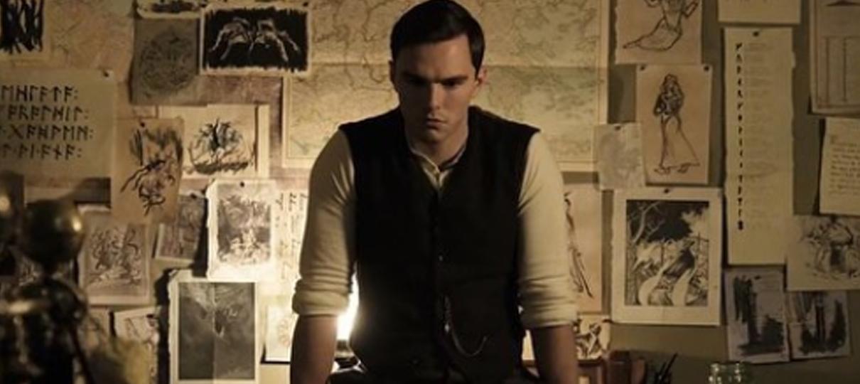 Tolkien | Nicholas Hoult aparece como o escritor em fotos do filme