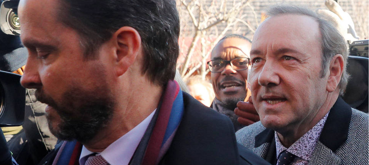 Kevin Spacey comparece a julgamento e se diz inocente