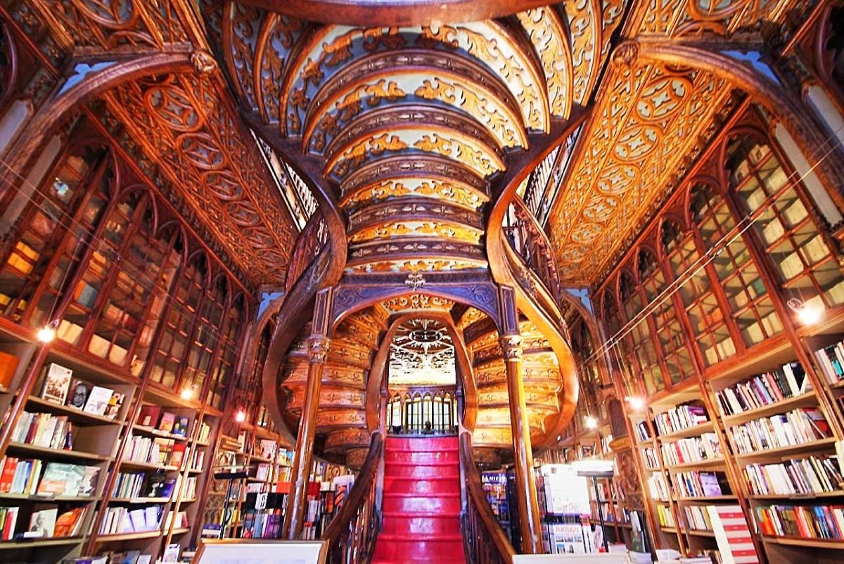Fãs de Harry Potter impedem que livraria centenária de Portugal feche as portas