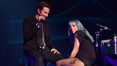 Nasce Uma Estrela | Lady Gaga e Bradley Cooper cantam Shallow ao vivo pela primeira vez