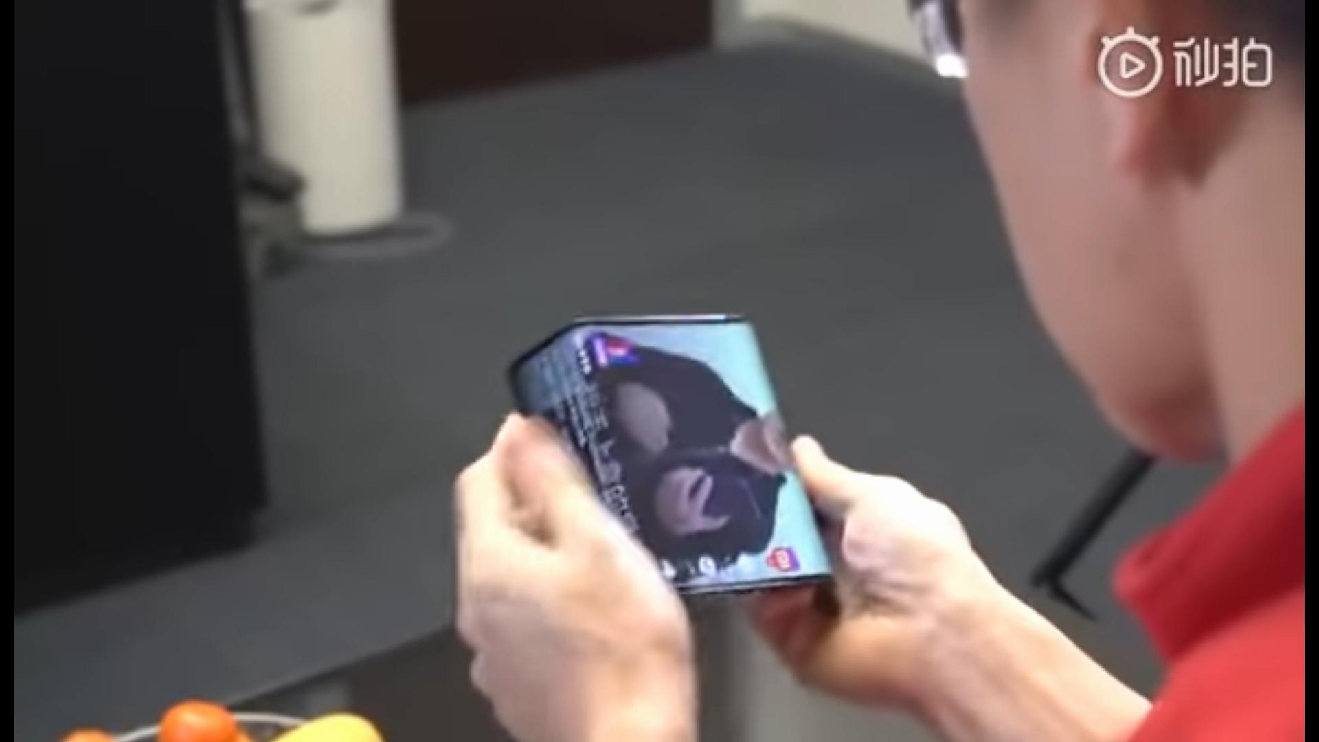 Xiaomi apresenta celular dobrável em vídeo