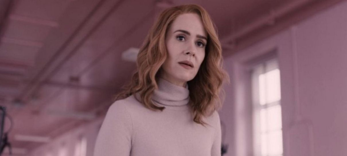 Vidro | Novo vídeo apresenta a personagem de Sarah Paulson