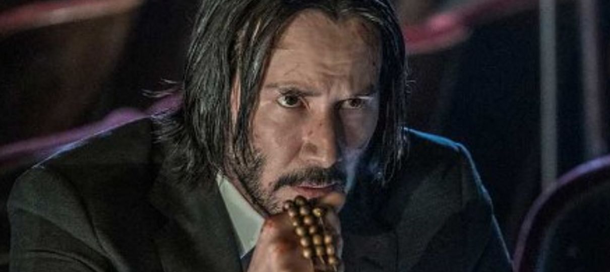 John Wick segura um terço em foto do novo filme