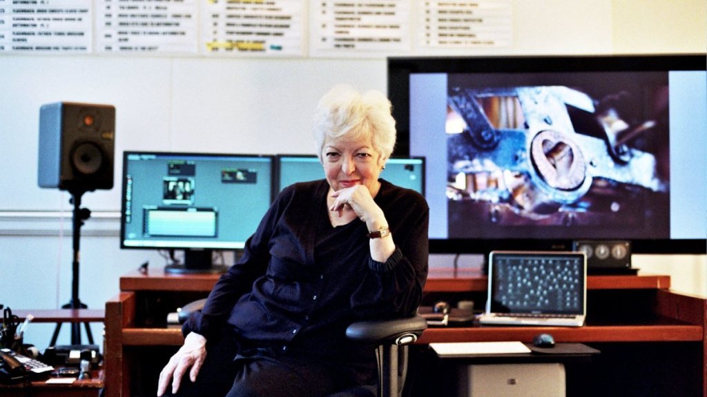 Thelma Schoonmaker em sua ilha de edição