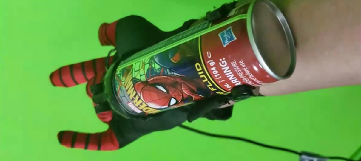 Jogador usa um lança teias do Homem-Aranha para jogar Apex Legends