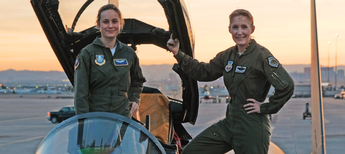 Capitã Marvel | Brie Larson se diverte ao dirigir aeronave em vídeo dos bastidores