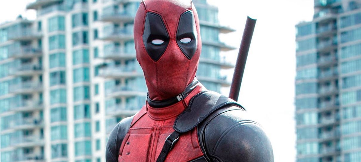 Ryan Reynolds vai leiloar uma das espadas que usou em Deadpool 2