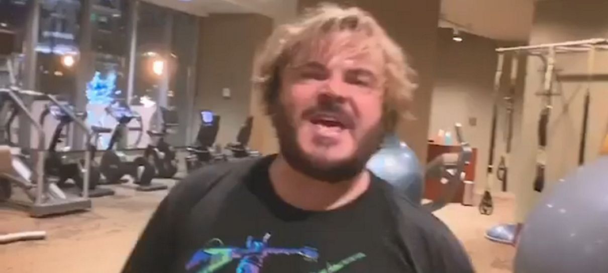 Jack Black posta vídeo zoeiro imitando o treino de Chris Hemsworth