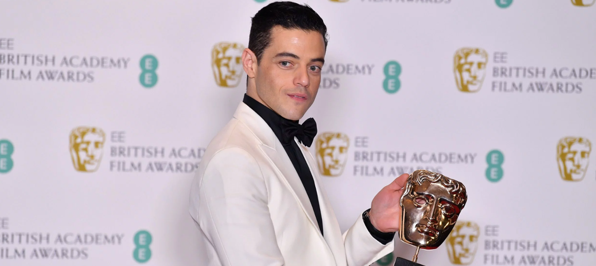 Em discurso do Bafta, Rami Malek agradece diretor interino e ignora Bryan Singer