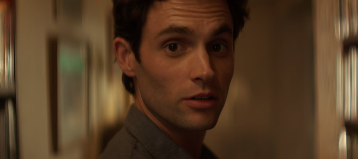 Você | Netflix divulga trechos da série sem a narração de Joe (e o resultado é bizarro)