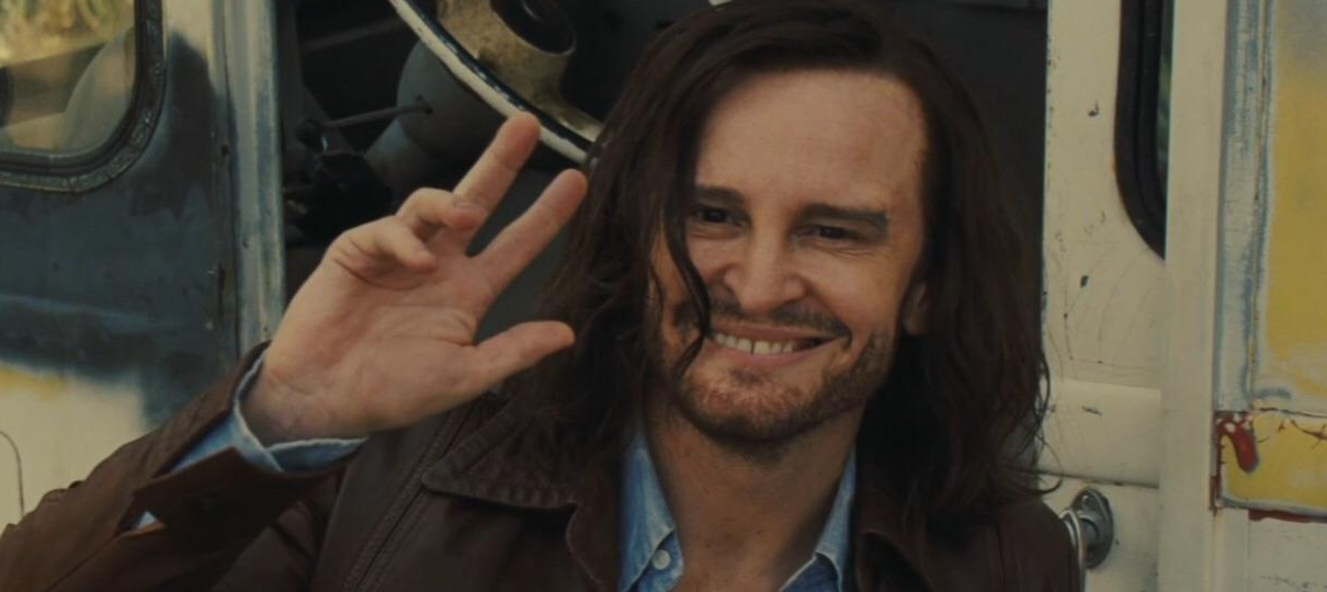 Damon Herriman aparece como Charles Manson em foto de Era Uma Vez em Hollywood