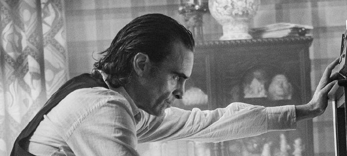 Coringa | Joaquin Phoenix estrela nova foto preto e branco do filme