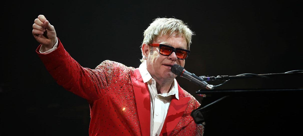 Elton John oferece fones de ouvido para experiência aumentada de áudio em sua turnê final