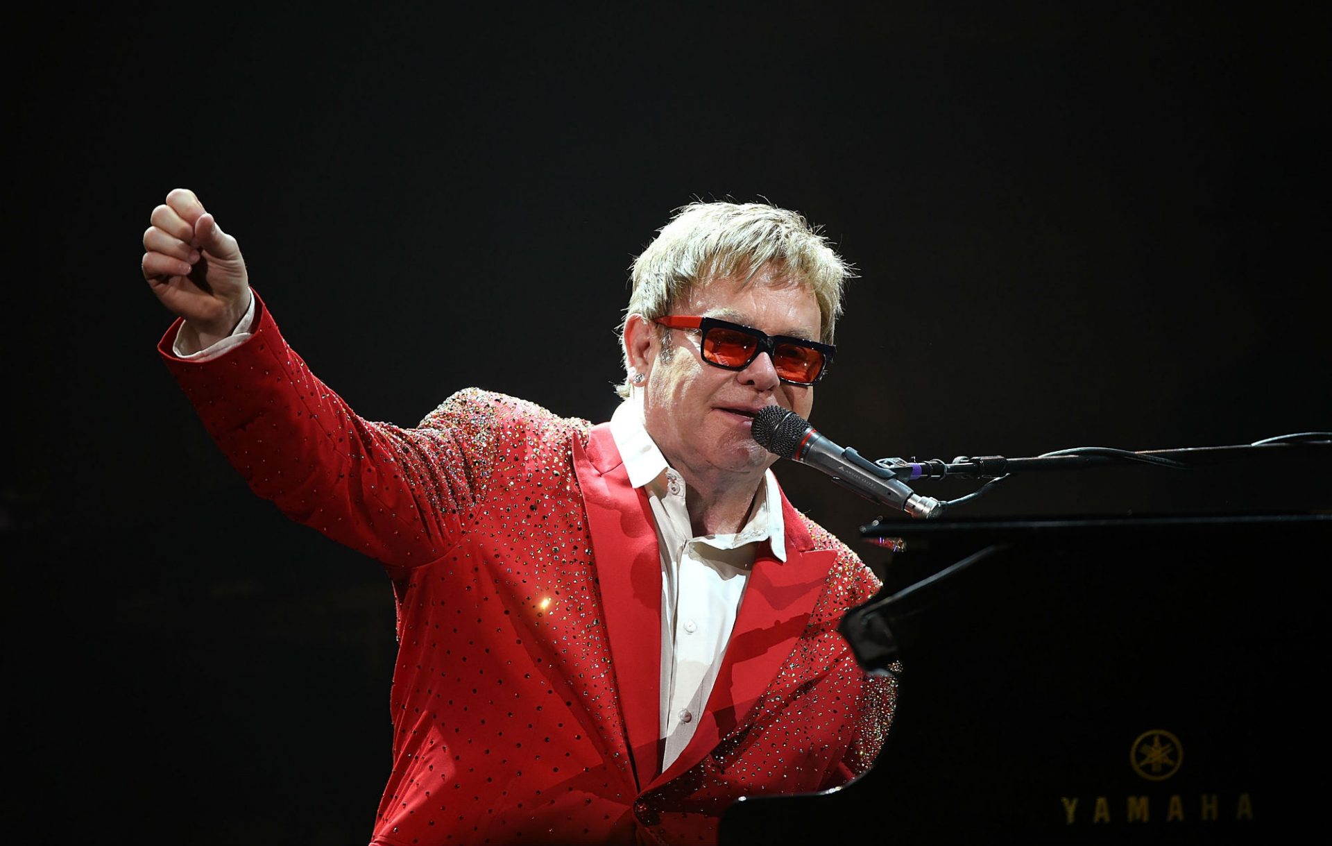 Elton John oferece fones de ouvido para experiência aumentada de áudio em sua turnê final