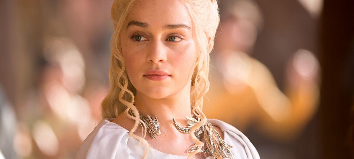 Emilia Clarke revela que sofreu dois aneurismas após a estreia de Game of Thrones