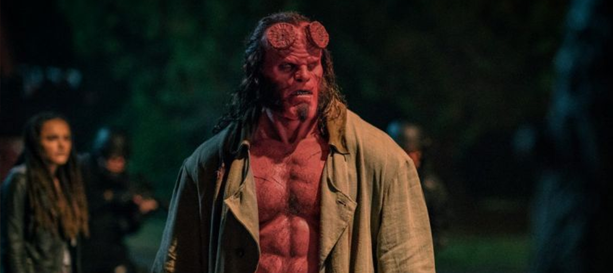 Hellboy monta em cavalo nas novas imagens do filme; veja