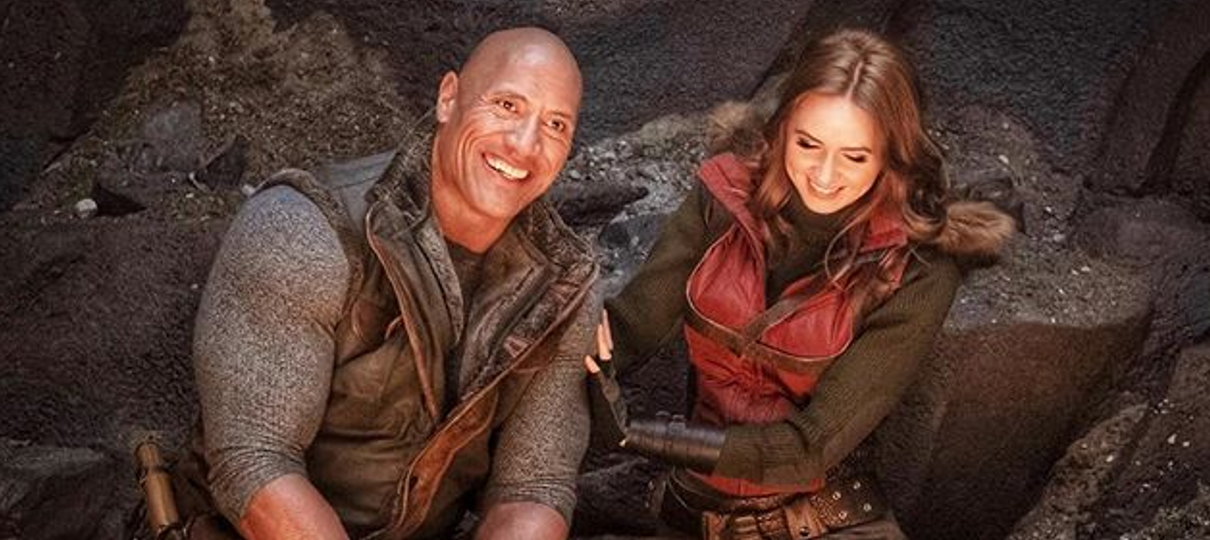 The Rock e Karen Gillan exploram gruta em foto dos bastidores de Jumanji 2