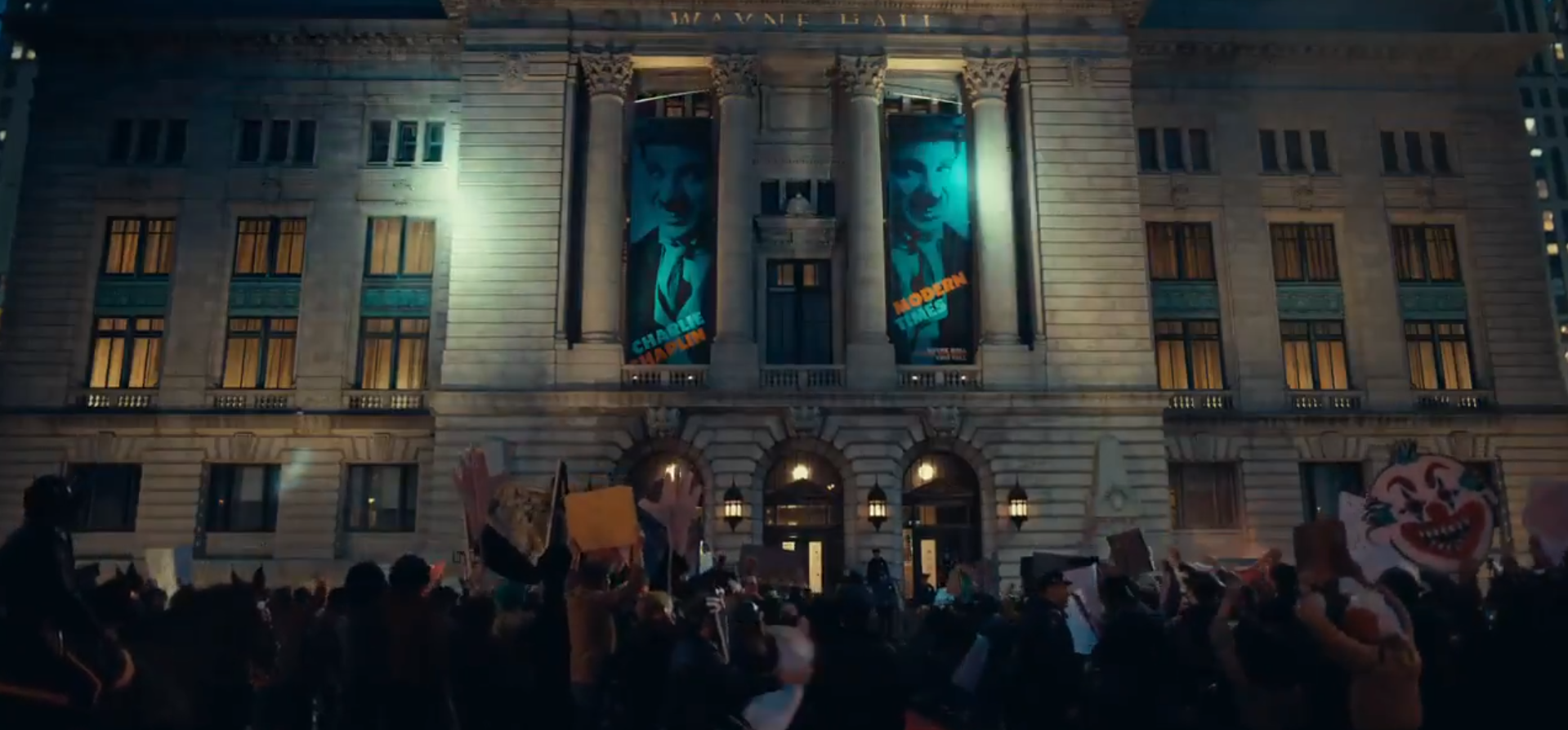 Estreia de Tempos Modernos no Wayne Hall, em Gotham (Foto: Divulgação)