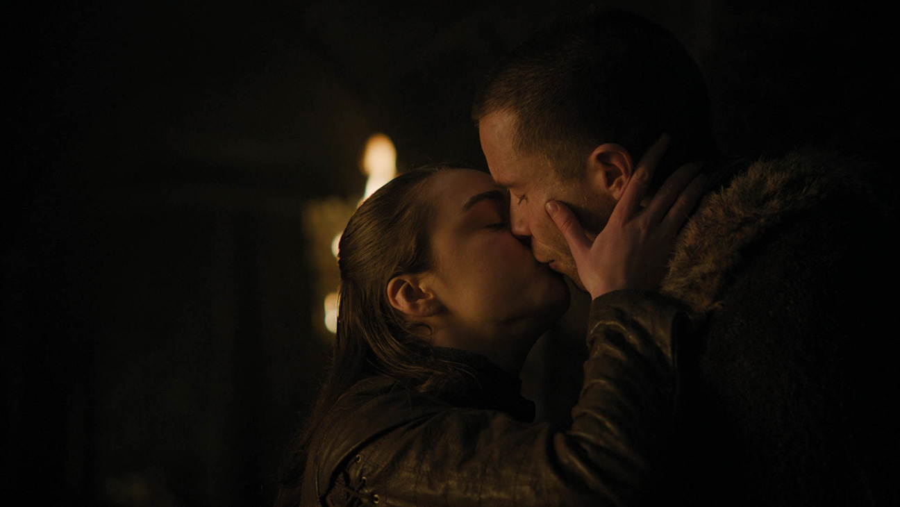 Arya Stark (Maisie Williams) beija Genry (xx) em episódio da última temporada de Game of Thrones Arya Stark (Maisie Williams) beija Genry (xx) em episódio da última temporada de Game of Thrones