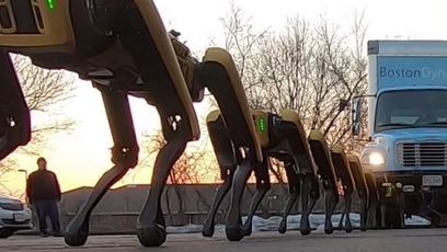Cachorros robôs da Boston Dynamics puxam caminhão em vídeo