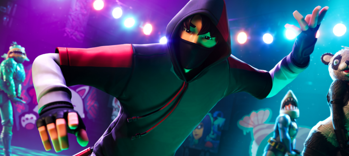 Garoto destrói carro dos pais com um martelo após ser proibido de jogar Fortnite