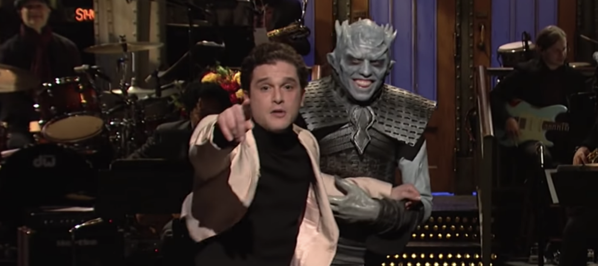 Kit Harrigton participa do SNL com Emilia Clarke e John Bradley; veja os esquetes