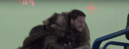 Ator Kit Harrington é chacoalhado por aparelho enquanto seus testículos estão presos