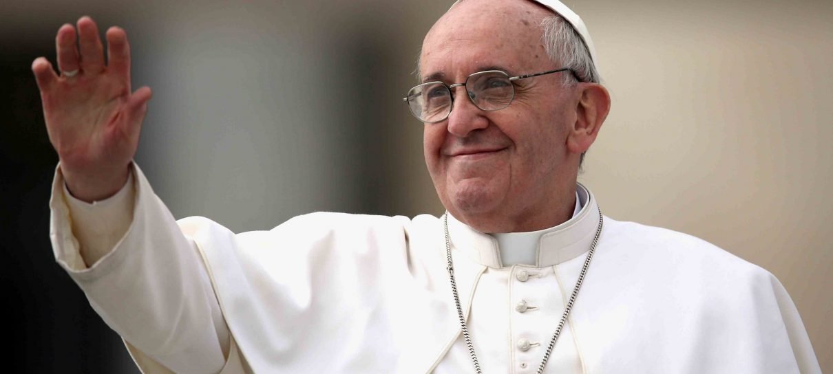 Papa Francisco expõe preocupações sobre robôs e Inteligências Artificiais em carta